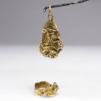 Cesar Baldaccini (Attr). Cuts. Jewelry set comprising a pendant and a brass ring, compressed and welded. Not signed.