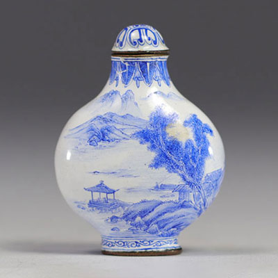 Chine - tabatière en porcelaine émaillée blanche et bleue d'époque Qing.