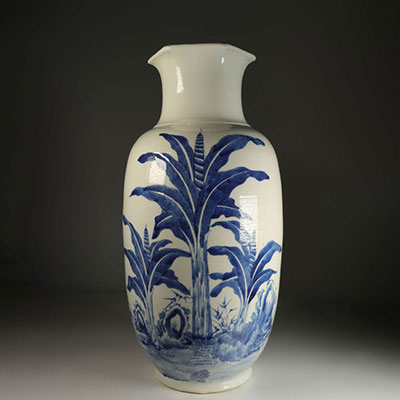 Vase blanc-bleu en porcelaine d'artiste dans le style Wang Bu . Chine vers 1940.