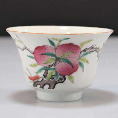 Bol en porcelaine à décor de pêches marque de Qianlong