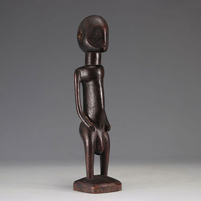 Ancienne statue africaine en bois sculpté