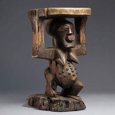 Siège Songye sculpté d'un personnage orné de clous