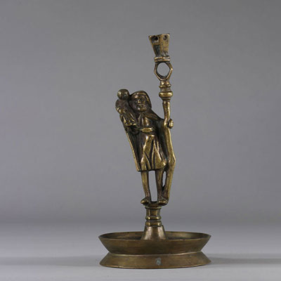 Bougeoir en bronze surmonté d'un personnage probablement haute époque