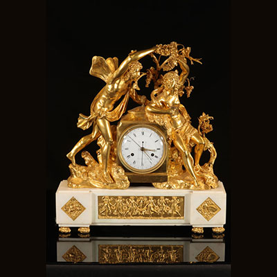 Imposante pendule signée Fecit L. Thomire le Jeune à Paris, en bronze richement ciselé et doré, Modèle représentant Zéphyr et Érigone. “Zéphir précède Bacchus au Coeur d'Erigone et de plaisir ses sens