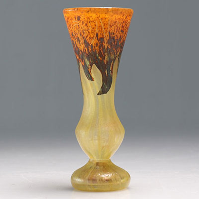 LE VERRE FRANCAIS. Vase en verre multicouche à décor de feuilles dégagé à l'acide