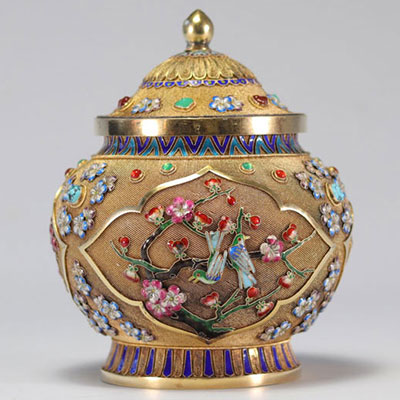 Boîte couverte en émail et argent et pierres à décor de fleurs et d'oiseaux d'époque république (中華民國)