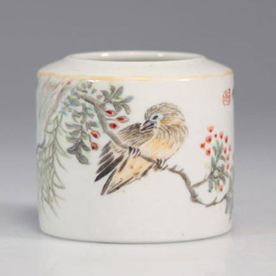 Brush holder in qianjiang cai porcelain with bird decor