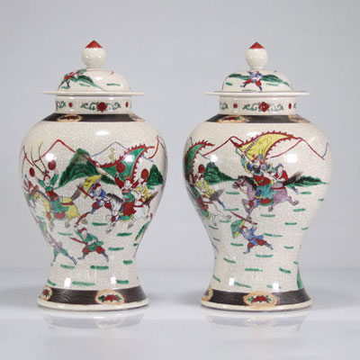 Pair of covered potiches in Nanjing porcelain