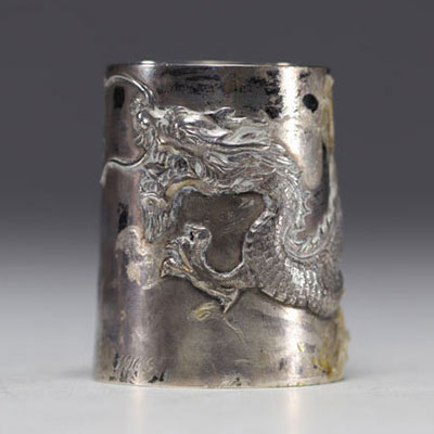Chine - Gobelet en argent massif à décor d'un dragon.