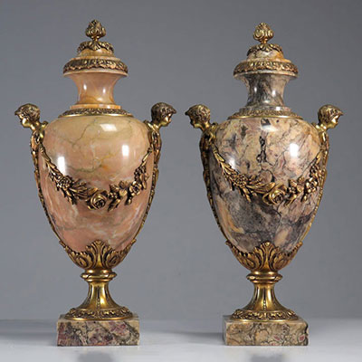 Imposante paire de cassolettes en marbre et bronze ornées de têtes et fleurs