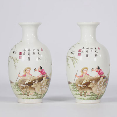 (2) Paire de vases famille rose en porcelaine fine à décor de  personnages et de paysages de la marque Qianlong