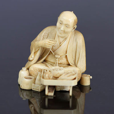 Japon Okimono sculpté d'un personnage buvant le thé école de Tokyo 19ème