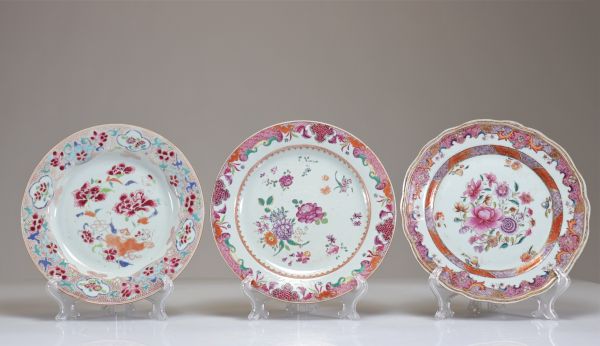 Chine - Ensemble de trois assiettes en porcelaines famille rose, époque XVIIIe siècle