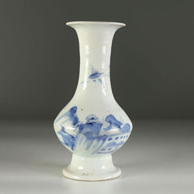Vase en porcelaine blanc bleu Corée époque Joson XIXème. 