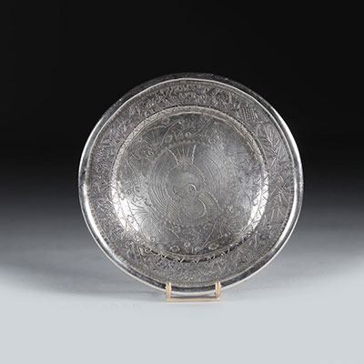 Cup in silver, China or Tibet, hallmarks under the base.