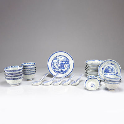 Important lot de porcelaines blanc bleu décor grains de riz XIXème