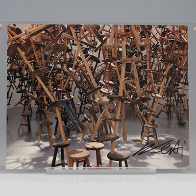 Ai Weiwei (né en 1957) « Chair Accumulation » Photographie signée à la main au feutre.
