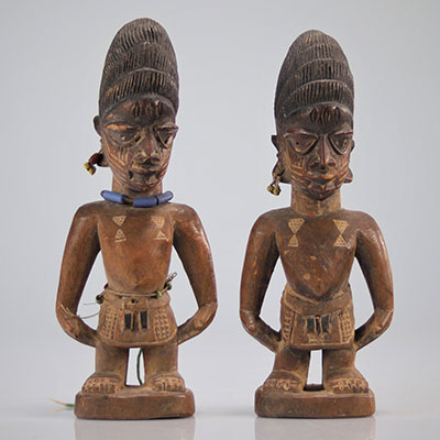 YOROUBA Couple de statuettes représentant des jumeaux « Ibédji ».