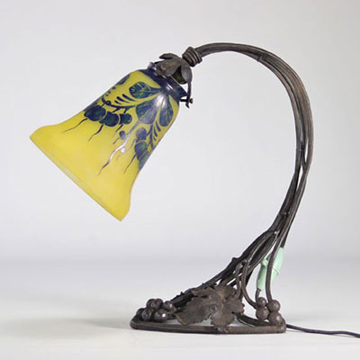 LE verre français Lampe de bureau pied à décor de vigne bobèche dégagée à l'acide Art Déco