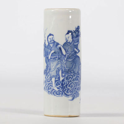 Vase rouleau en porcelaine blanc et bleu à décor de personnages traditionnels chinois