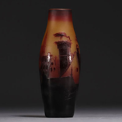 D'ARGENTAL - Rare vase en verre multicouche dégagé à l'acide à décor Alsacien aux cigognes, signé.
