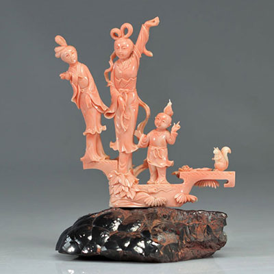民国时期中国年轻妇女和儿童粉色珊瑚雕像