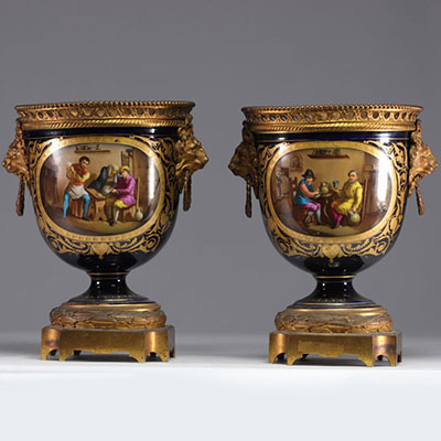 Paire de vases en porcelaine de Sèvres montés sur bronze, XIXe siècle.