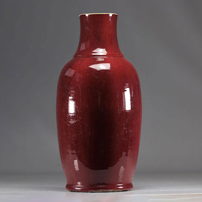 Vase en porcelaine de chine en sang de bœuf d'époque Qing (清朝)