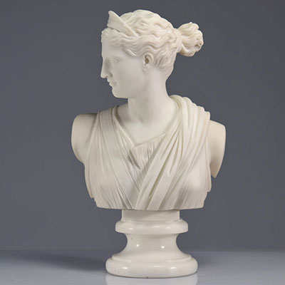 Buste de jeune femme en marbre blanc