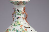 Chine - Rare grande paire de vases porcelaine famille rose à décor d'oiseaux et de fleurs, XIXe siècle. 