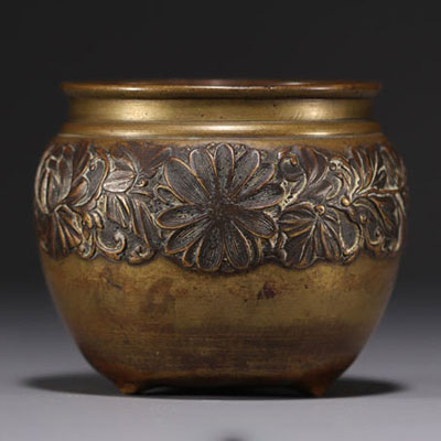 Japan - Bronze offering bowl with flower decoration, Meiji period, late 19th century.