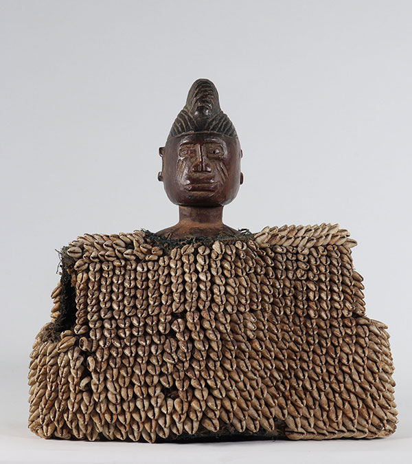 Statuette Ibedji Yoruba Nigéria recouverte de coquillages