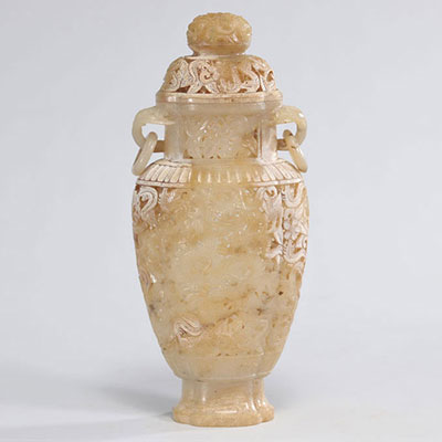 Vase en jade sculpté ajouré à décor de dragons de l'époque Qing (清朝)