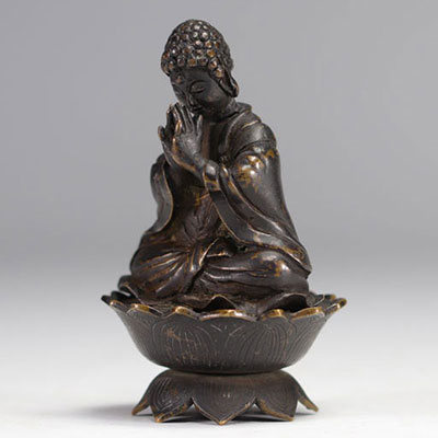 Sculpture d'un bouddha en bronze reposant sur une fleur de lotus de l'époque Qing (清朝)