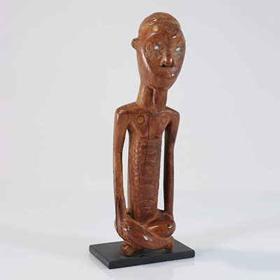 Statue Bembe RDC kneeling figure