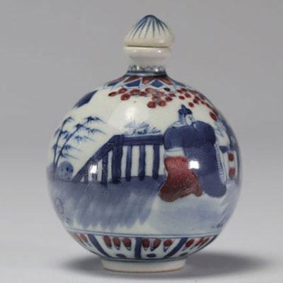 Snuffbox with characters in white, blue and red iron