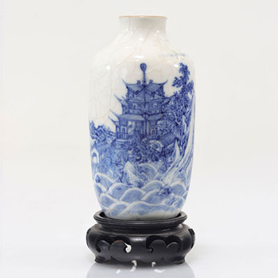 Blue white porcelain vase with landscape decoration Kangxi périod