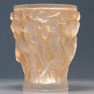 René LALIQUE (1860-1945) Vase patiné « Bacchantes »