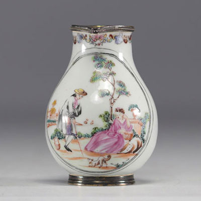Chine - Verseuse en porcelaine Compagnie des Indes, monture en argent vermeil à décor romantique, famille rose, XVIIIe siècle.
