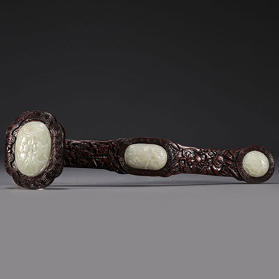 Chine - Grand sceptre Ruyi en bois de Zitan sculpté et Jade céladon à décor de chauve souris et de pêches.