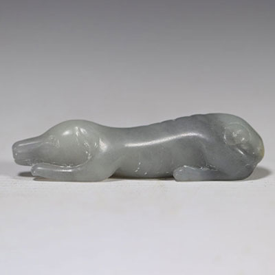 Jade gris sculpté en forme de chien dynastie Qing (清朝)