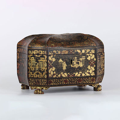 CHINE, Canton - XIXème siècle Boîte à thé de forme rectangulaire à pans coupés en laque décorde scènes de vies.
