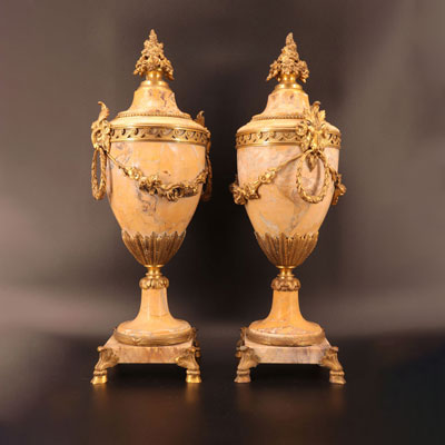 Paire de cassolettes en marbre et bronze doré Style Louis XVI