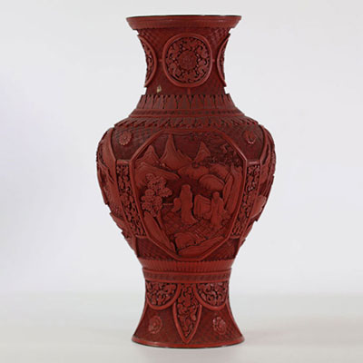 Chine vase en laque rouge cinabre décor de personnages époque Qing