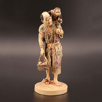 Japon - Okimono ivoire polychrome marchand de fruits et singe MEIJI (1868-1912)
