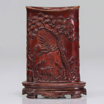 Pot à pinceaux chinois sculpté de personnages daims et grue. Epoque République