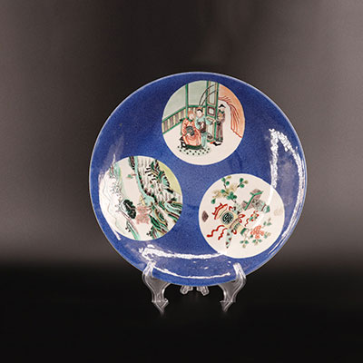 chine - plat en porcelaine poudrés bleu, famille verte à décor de personnages marque et époque Kangxi
