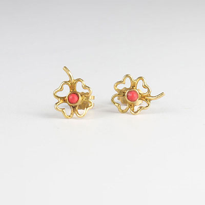 Pair of earrings in the shape of a clover in the center a coral
