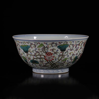 Chine bol en porcelaine à décor de fleurs marque Qianlong à six caractères époque Qing 