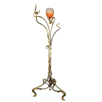 Victor Horta (attribué à) Imposante lampe de salon piétement végétale en bronze. 